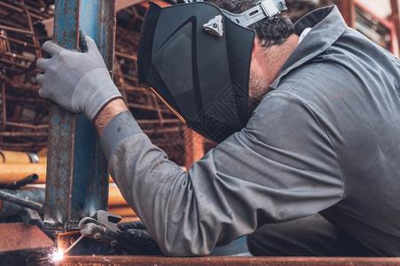 电柜工厂车间焊接工作车间金属制品中的人焊和火花建筑工业概念焊接作